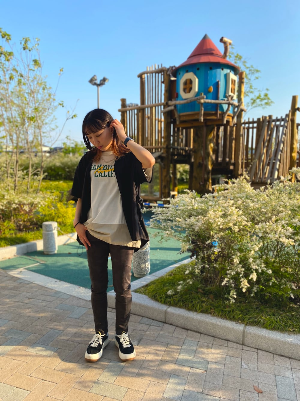 「スニーカー、ロゴT、カジュアル、Tシャツ、AVIREX、迷彩、ootd、夏コーデ、黒スキニー、ららぽーと愛知東郷」｜「AVIREXのCOLOR COMBI EMBROIDERY T-SHIRT/ カラーコンビ刺繍ティーシャツ（Tシャツ/カットソー、ベージュ系）」を使った、MIYUUさん（メンズ・160cm）の春コーディネートの1枚目の写真