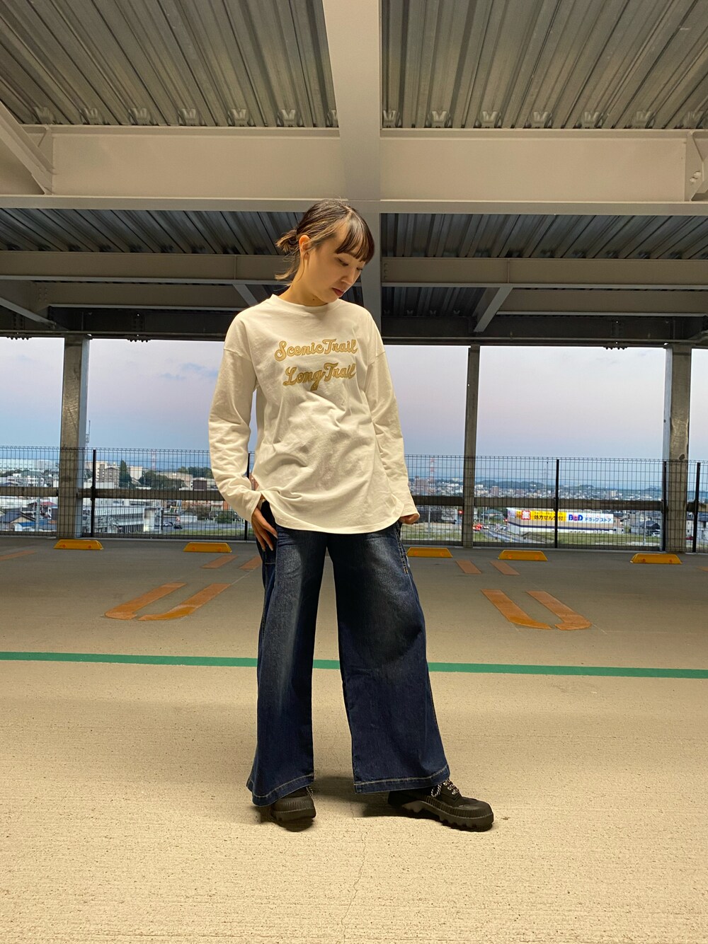 「デニム、AVIREX、大人カジュアル、パンツスタイル、リラックススタイル、ootd、ゆるコーデ、秋コーデ、AVIREXBelle、ららぽーと愛知東郷」｜「AVIREXの≪直営店限定≫FLOCKEY×PRINT TUNIC T-SHIRT/ フロッキープリント チュニックTシャツ（Tシャツ/カットソー、ホワイト系）」を使った、MIYUUさん（レディース・160cm）の秋コーディネートの1枚目の写真