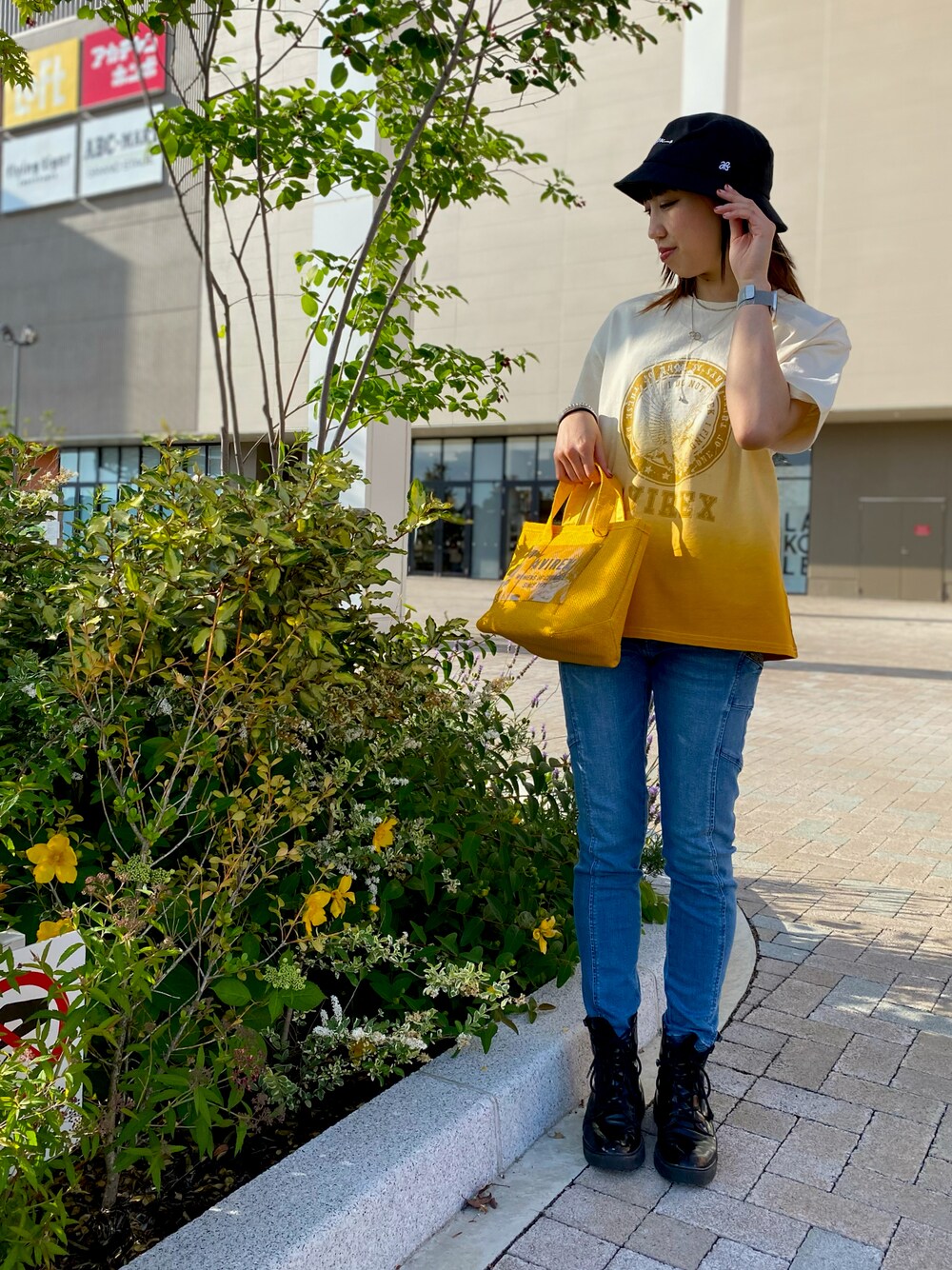 「ブーツ、Tシャツ、AVIREX、黄色、ootd、スキニーデニム、夏コーデ、バケットハット、カジュアルコーデ、AVIREXBelle」｜「AVIREXのAB MARK BUCKET HAT/ ABマーク バケットハット（ハット、ブラック系）」を使った、MIYUUさん（レディース・160cm）の春コーディネートの1枚目の写真
