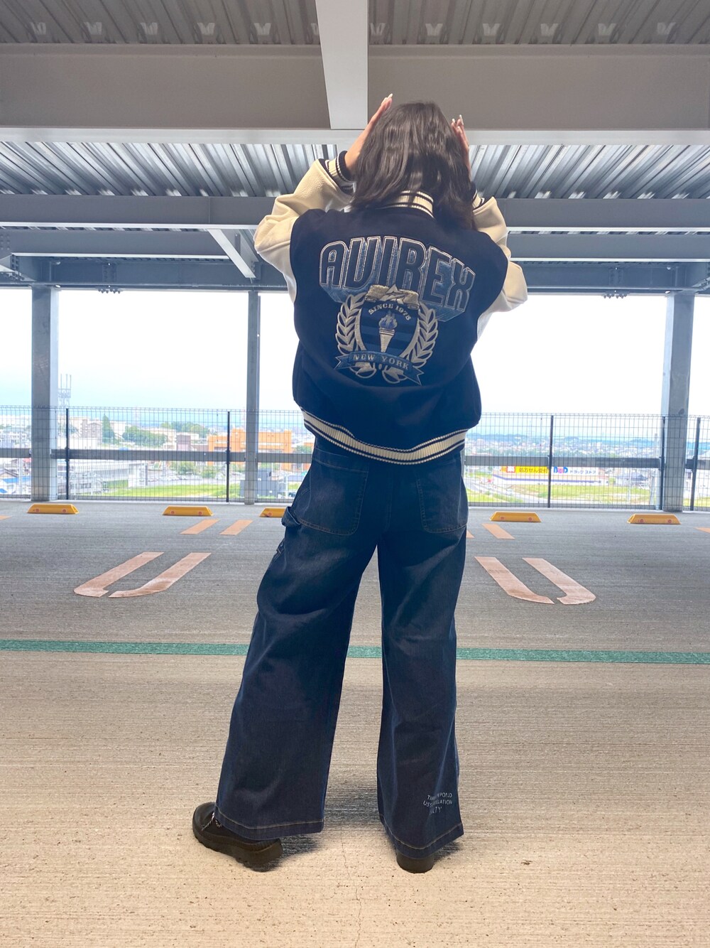 「ジャケット、デニム、スタジャン、AVIREX、ワイドパンツ、メンズライク、ootd、カジュアルコーデ、AVIREXBelle、ららぽーと愛知東郷」｜「AVIREXの《REBUILD COLLECTION》Women's VARSITY JACKET TORCH & LAUREL/ バーシティージャケット トーチ＆ローレ（スタジャン、ブルー系）」を使った、MIYUUさん（レディース・160cm）の秋コーディネートの1枚目の写真