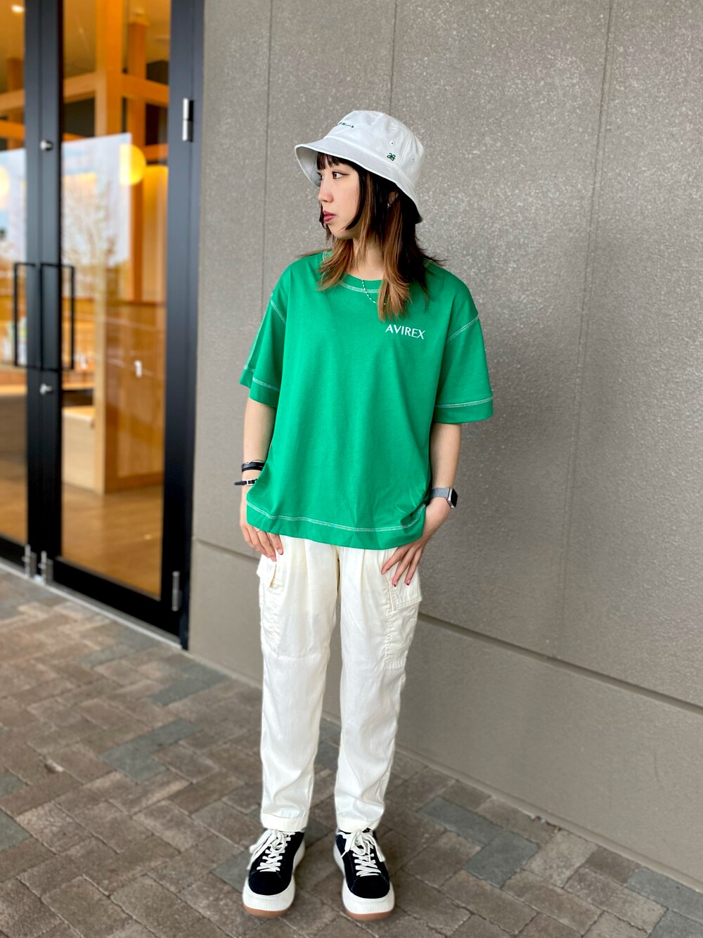 「スニーカー、カジュアル、Tシャツ、AVIREX、白パンツ、ootd、夏コーデ、バケットハット、バックプリント、AVIREXBelle」｜「AVIREXのAB MARK BUCKET HAT/ ABマーク バケットハット（ハット、ホワイト系）」を使った、MIYUUさん（レディース・160cm）の春コーディネートの1枚目の写真