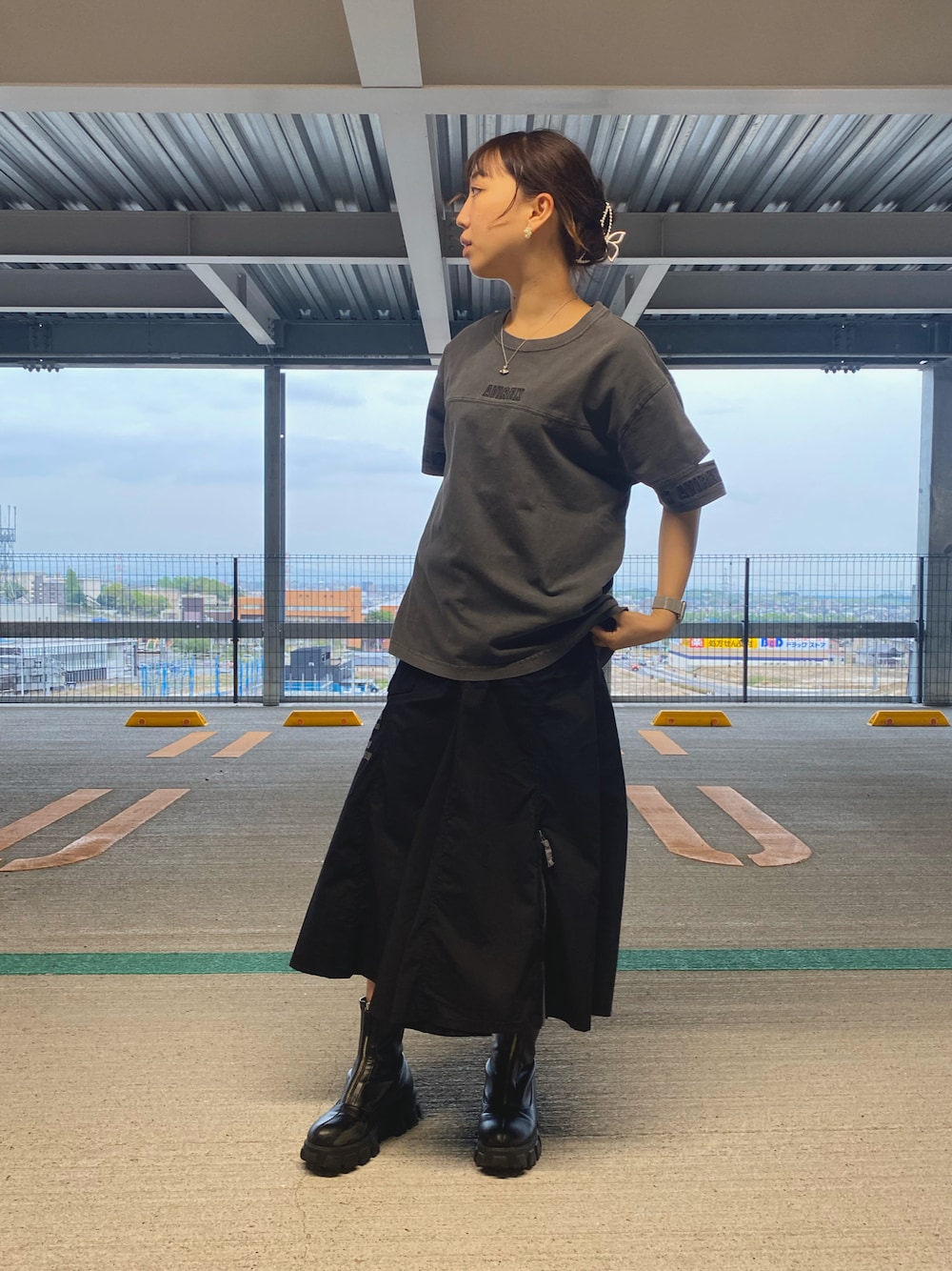 「スカート、AVIREX、ootd、モノトーンコーデ、夏コーデ、シンプルスタイル、パンツコーデ、大人可愛い、AVIREXBelle、ららぽーと愛知東郷」｜「AVIREXのFADE WASH CUFFS OPEN EMBROIDERY TOPS/フェイドウォッシュ カフスオープン刺繍トップス（Tシャツ/カットソー、グレー系）」を使った、MIYUUさん（レディース・160cm）の春コーディネートの1枚目の写真