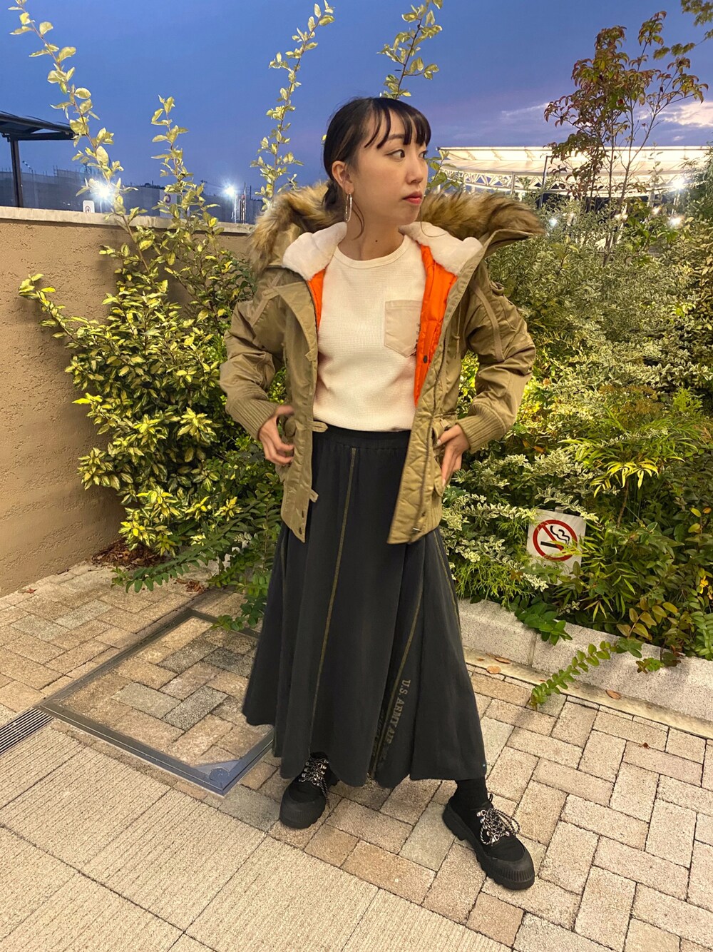 「スカート、カジュアル、N2B、AVIREX、ootd、秋服コーデ、秋アウター、おしゃれさんと繋がりたい、AVIREXBelle、ららぽーと愛知東郷」｜「AVIREXのL/S MINI WAFFLW POCKET T-SHIRT/ ミニワッフルポケットTシャツ（Tシャツ/カットソー、ホワイト系）」を使った、MIYUUさん（レディース・160cm）の秋コーディネートの1枚目の写真