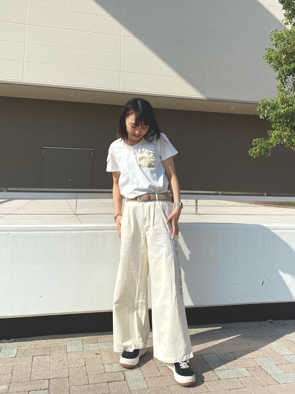 「カジュアル、ベージュ、Tシャツ、AVIREX、ベルト、ootd、シンプルコーデ、夏コーデ、AVIREXBelle、ららぽーと愛知東郷」｜「AVIREXのCAMO PRINT COMBI POCKET T-SHIRT/ カモプリントコンビポケットティーシャツ（Tシャツ/カットソー、ホワイト系）」を使った、MIYUUさん（メンズ・160cm）の夏コーディネートの1枚目の写真