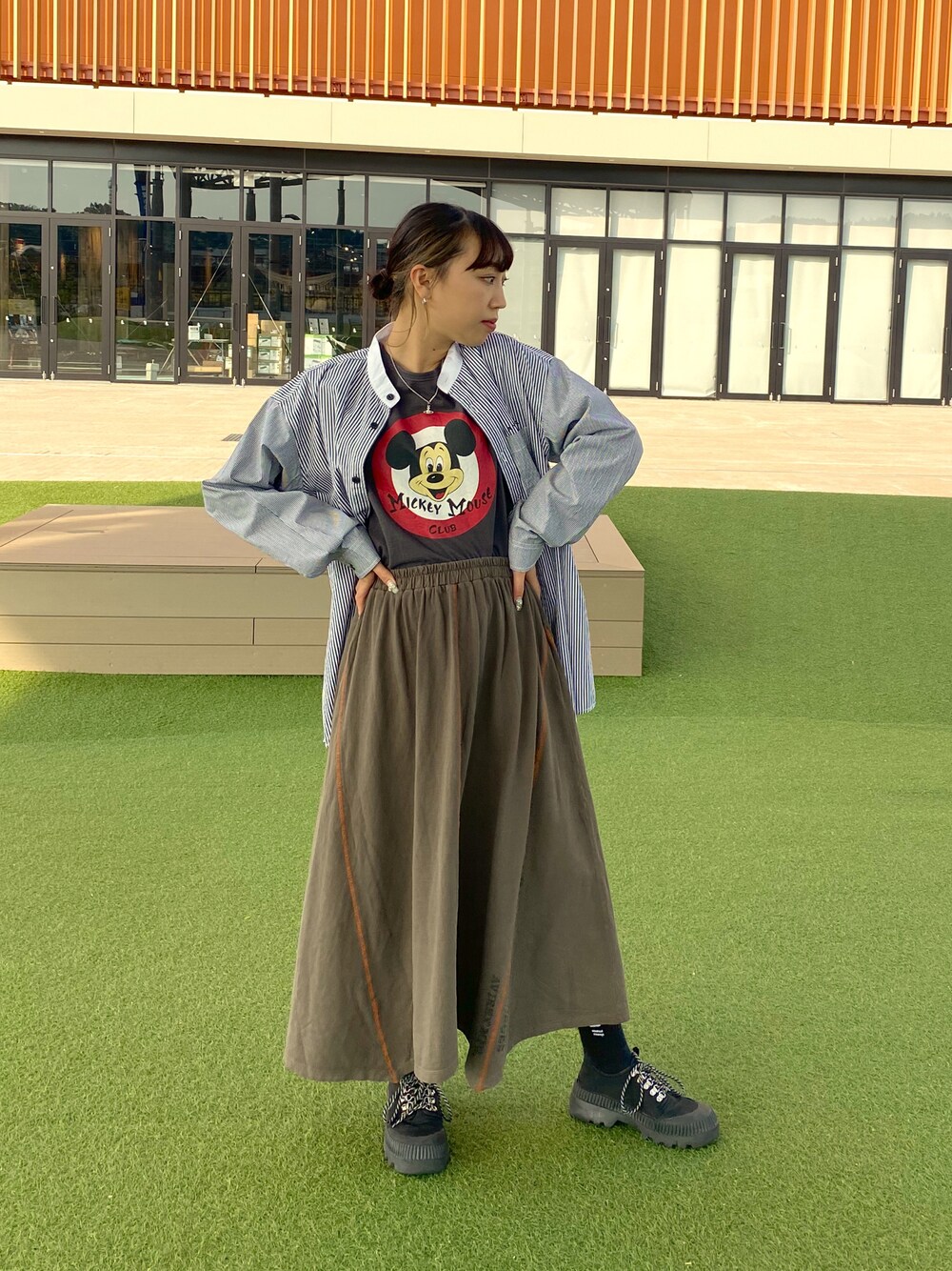 「スカート、シャツ、AVIREX、ootd、カジュアルコーデ、着回しコーデ、秋、ミッキーT、AVIREXBelle、ららぽーと愛知東郷」｜「AVIREXのAVIREX/MICKEY MOUSE CLUB T-SHIRT/ アヴィレックス/ミッキーマウス クラブティーシャツ（Tシャツ/カットソー、グレー系）」を使った、MIYUUさん（レディース・160cm）の秋コーディネートの1枚目の写真