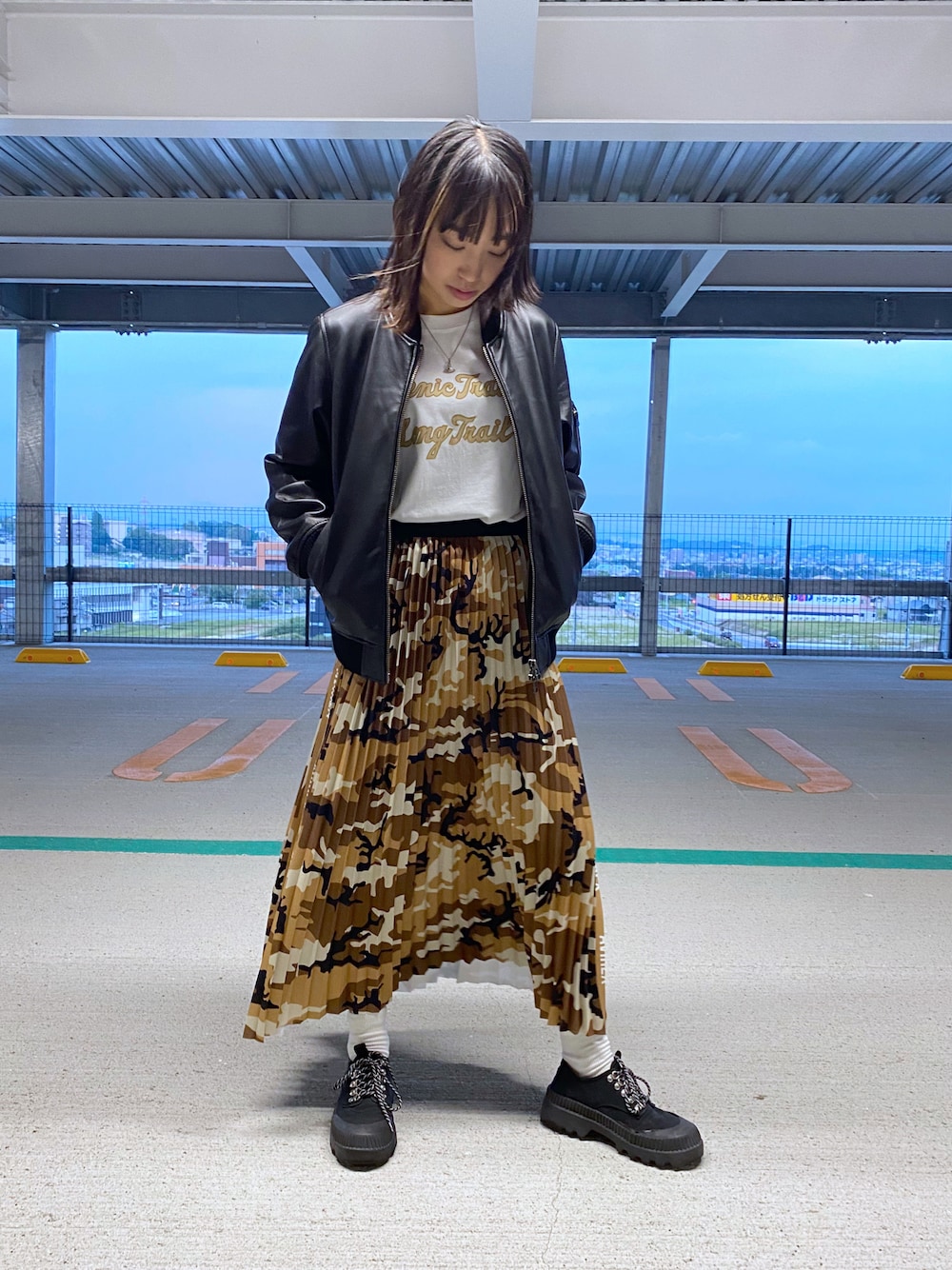 「スカート、MA-1、AVIREX、迷彩、お出かけコーデ、プリーツスカート、ootd、秋コーデ、AVIREXBelle、ららぽーと愛知東郷」｜「AVIREXの≪直営店限定≫FLOCKEY×PRINT TUNIC T-SHIRT/ フロッキープリント チュニックTシャツ（Tシャツ/カットソー、ホワイト系）」を使った、MIYUUさん（レディース・160cm）の秋コーディネートの1枚目の写真