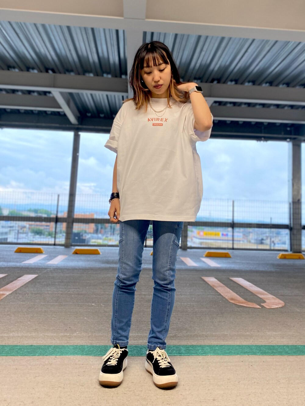 「スニーカー、コラボ、Tシャツ、AVIREX、デニムパンツ、MILKFED.、ootd、夏コーデ、バックプリント、AVIREXBelle」｜「AVIREXの【MILKFED.×AVIREX】ロゴ Tシャツ/LOGO T-SHIRT/ミルクフェド/アヴィレックス（Tシャツ/カットソー、ホワイト系）」を使った、MIYUUさん（レディース・160cm）の春コーディネートの1枚目の写真