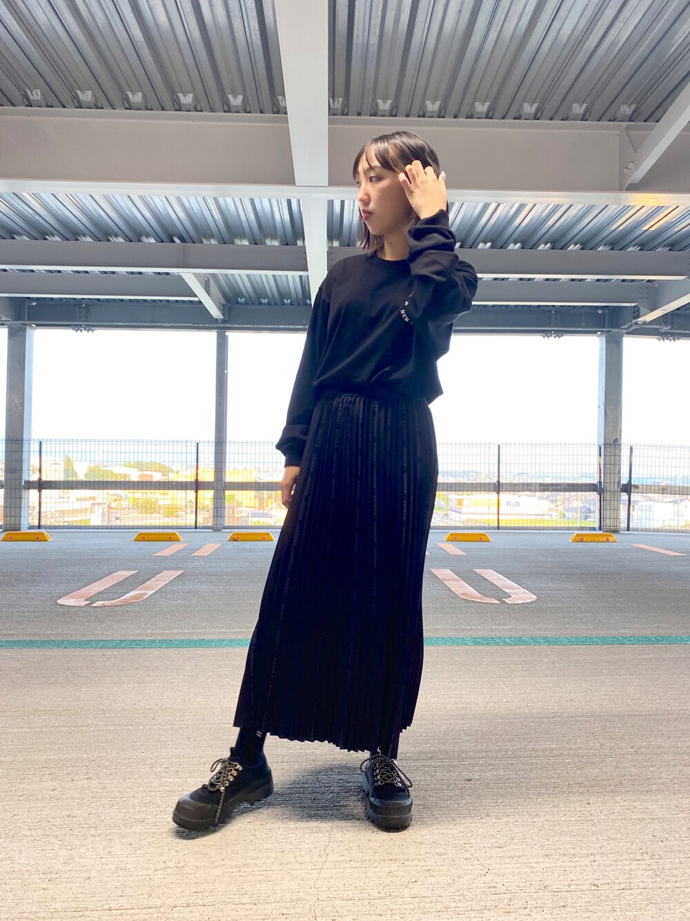 「シンプル、ワントーンコーデ、秋のコーデ、ブラックコーデ、AVIREX、休日スタイル、ootd、スカートスタイル、AVIREXBelle、ららぽーと愛知東郷」｜「AVIREXの【直営店限定】PLEATED LOGO&CAMO SKIRT/ プリーツロゴ&カモスカート（スカート、グレー系）」を使った、MIYUUさん（レディース・160cm）の夏コーディネートの1枚目の写真