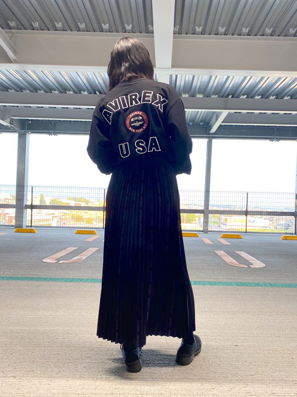 「シンプル、ワントーンコーデ、秋のコーデ、ブラックコーデ、AVIREX、大人カジュアル、ootd、スカートスタイル、AVIREXBelle、ららぽーと愛知東郷」｜「AVIREXの【直営店限定】PLEATED LOGO&CAMO SKIRT/ プリーツロゴ&カモスカート（スカート、グレー系）」を使った、MIYUUさん（レディース・160cm）の夏コーディネートの1枚目の写真
