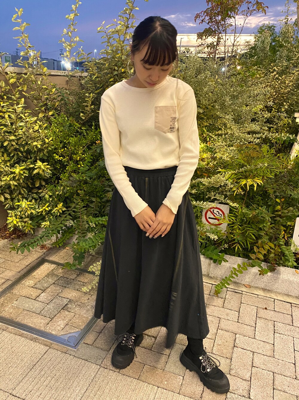 「スカート、AVIREX、大人カジュアル、休日スタイル、ootd、シンプルコーデ、ラクチンコーデ、秋コーデ、AVIREXBelle、ららぽーと愛知東郷」｜「AVIREXのL/S MINI WAFFLW POCKET T-SHIRT/ ミニワッフルポケットTシャツ（Tシャツ/カットソー、ホワイト系）」を使った、MIYUUさん（レディース・160cm）の秋コーディネートの1枚目の写真