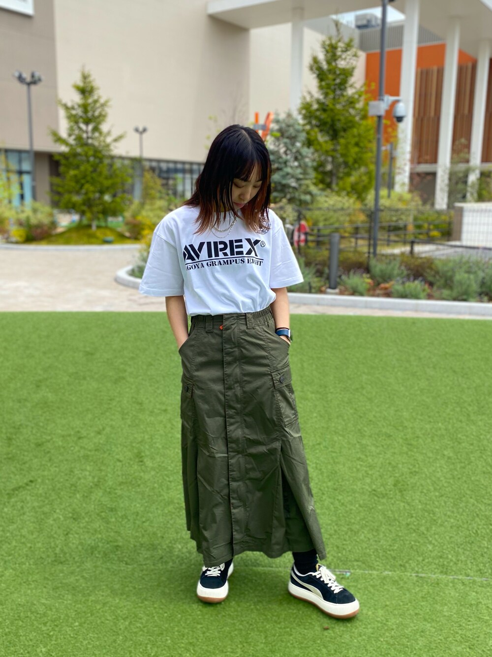 「スニーカー、スカート、ミリタリー、Tシャツ、AVIREX、ootd、春コーデ、ストリートMIX、グランパス、ららぽーと愛知東郷」｜「AVIREXのアイテム（Tシャツ/カットソー、ホワイト系）」を使った、MIYUUさん（メンズ・160cm）の春コーディネートの1枚目の写真
