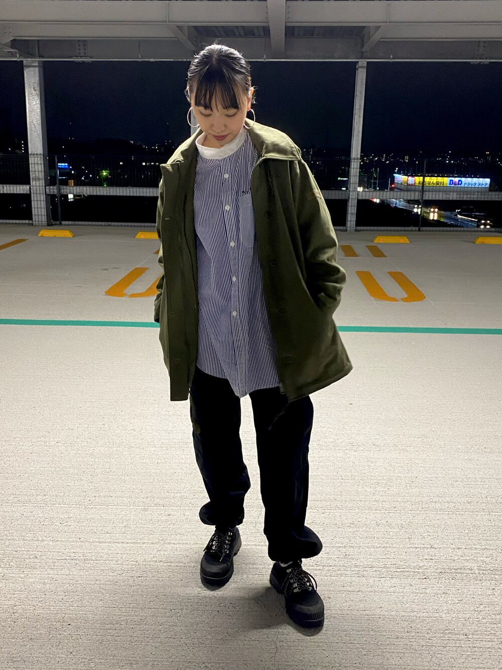 「秋のコーデ、AVIREX、ストライプ、カーゴパンツ、パンツスタイル、ootd、カジュアルコーデ、着回しコーデ、AVIREXBelle、ららぽーと愛知東郷」｜「AVIREXのCREZY PATTERN STRIPE SHIRT/ クレイジーパターンストライプシャツ（シャツ/ブラウス、ブルー系）」を使った、MIYUUさん（レディース・160cm）の秋コーディネートの1枚目の写真