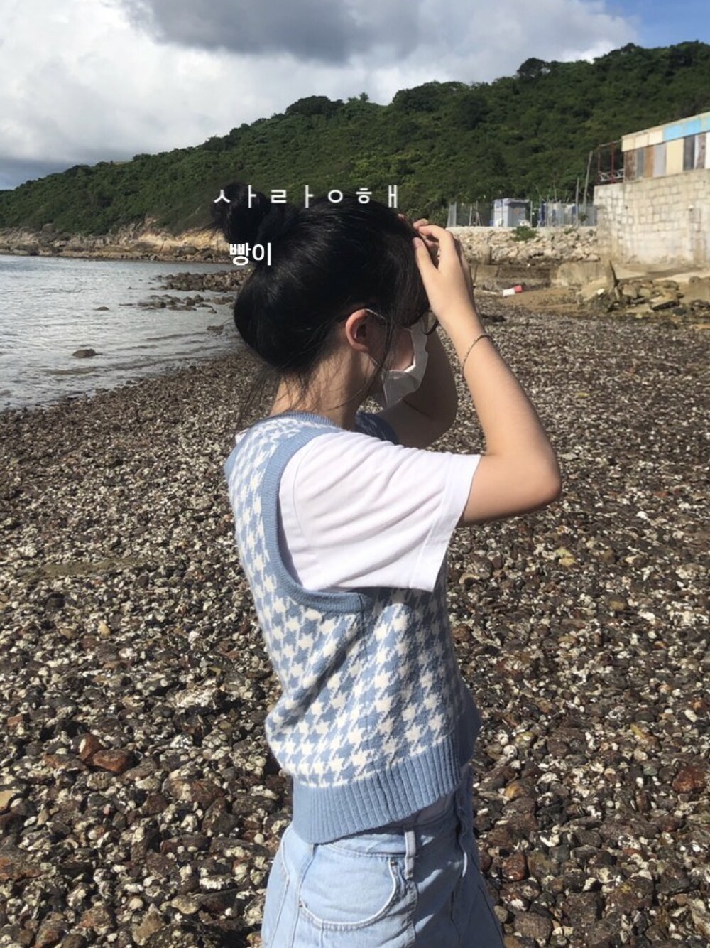 「針織背心、內搭、短裙、Tshirts」｜「GUのアイテム（ニット/セーター、ブルー系）」を使った、eunvhingbbeezzさん（レディース・159cm）の冬コーディネートの1枚目の写真