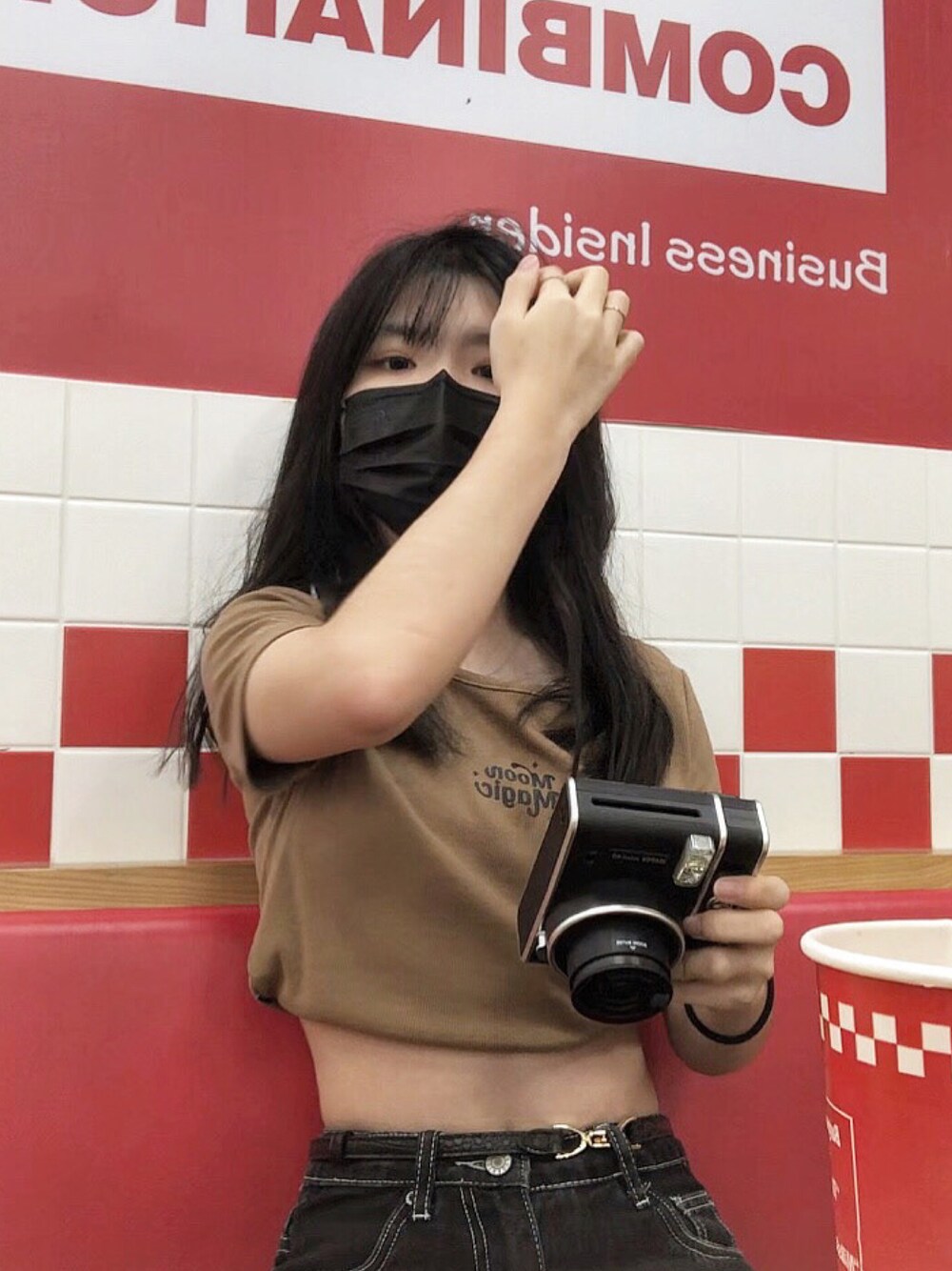 「ootd、夏、街頭穿搭、球鞋、牛仔褲」｜「Hissoのアイテム（デニムパンツ、ブラック系）」を使った、eunvhingbbeezzさん（レディース・160cm）の夏コーディネートの1枚目の写真