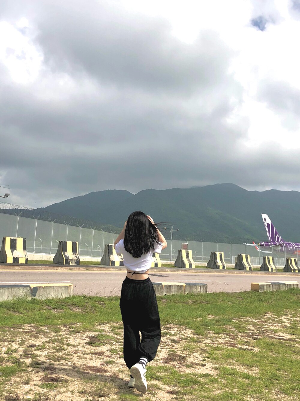 「ootd、夏、街頭穿搭、球鞋」｜「no brandのアイテム（パンツ、ブラック系）」を使った、eunvhingbbeezzさん（レディース・160cm）の夏コーディネートの1枚目の写真