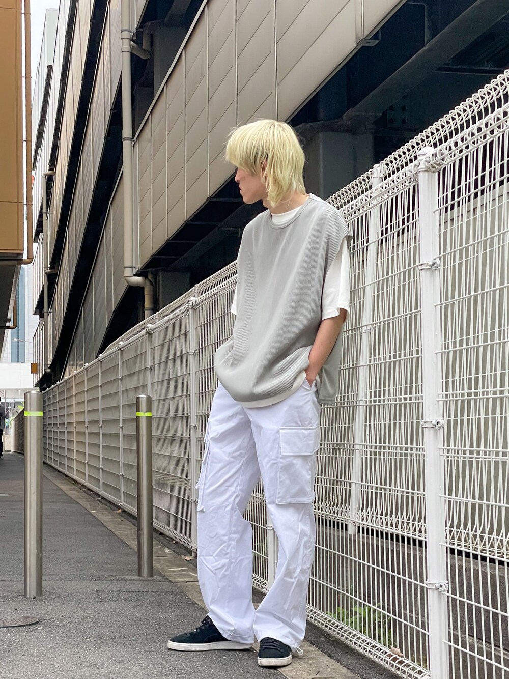 グレー系のTシャツ/カットソー、ホワイト系のカーゴパンツを着用したメンズの春コーディネートの1枚目の写真