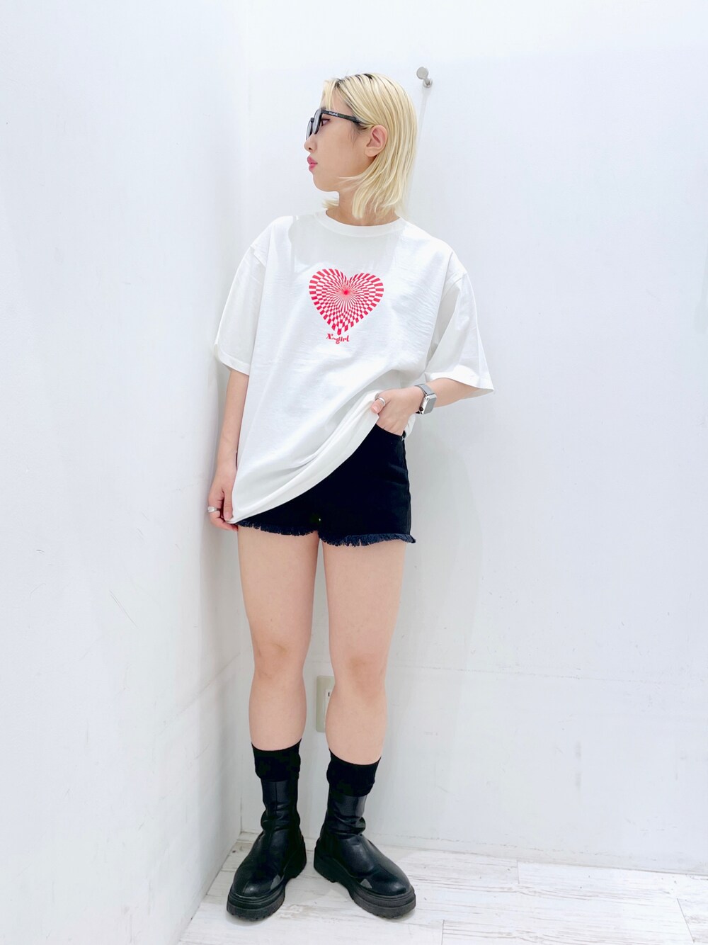 ホワイト系のTシャツ/カットソー、ブラック系のデニムパンツを着用したレディースの春コーディネートの1枚目の写真