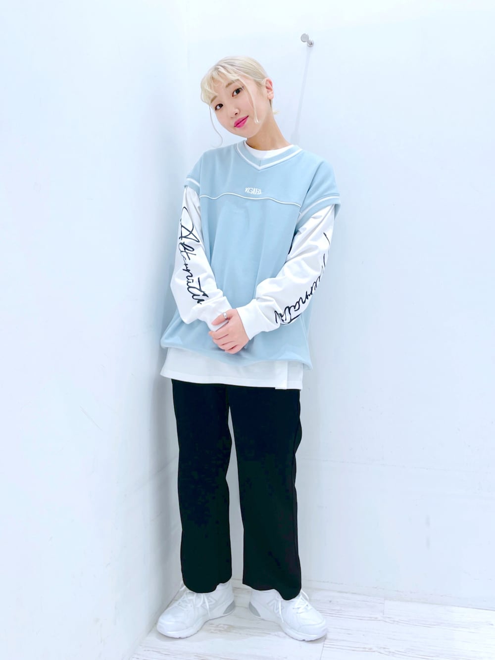 「ベスト、x-girl、ブルー、青、レイヤードスタイル、重ね着」｜「X-girlのMULTI PATTERN EASY STRAIGHT PANTS 2（その他パンツ、ブラック系）」を使った、イ　ヒョンジンさん（レディース・158cm）の春コーディネートの1枚目の写真