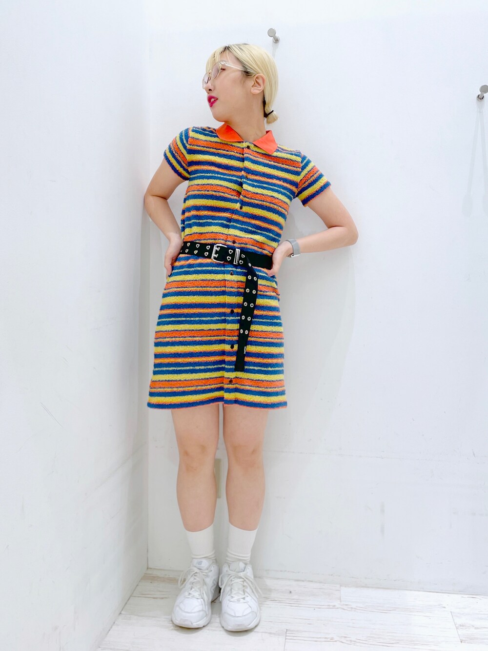 ホワイト系のワンピース、ブラック系のベルト、ベージュ系のサングラスを着用したレディースの春コーディネートの1枚目の写真