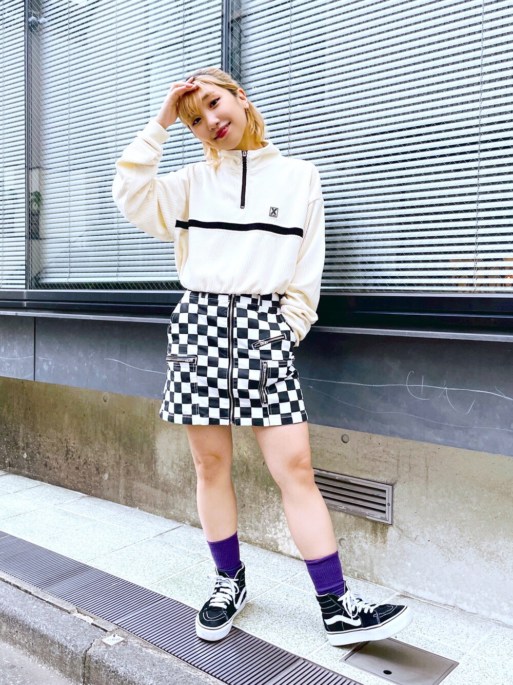 ホワイト系のTシャツ/カットソー、その他のスカートを着用したレディースの秋コーディネートの1枚目の写真
