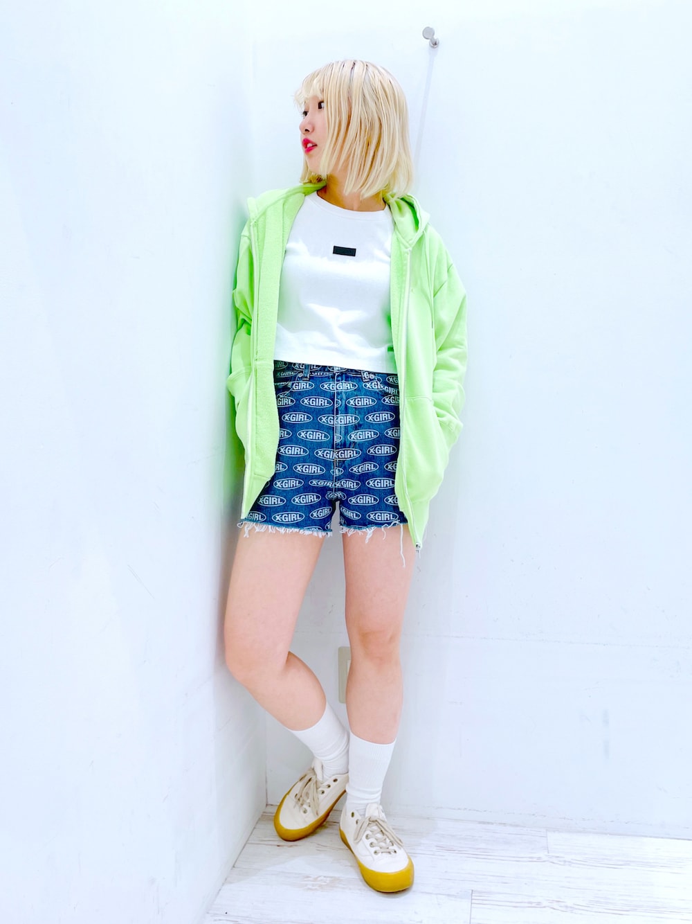 ブルー系のデニムパンツ、ホワイト系のTシャツ/カットソー、グリーン系のパーカーを着用したレディースの春コーディネートの1枚目の写真