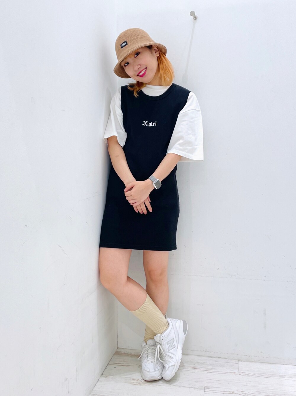 ブラック系のワンピース、ベージュ系のハットを着用したレディースの夏コーディネートの1枚目の写真