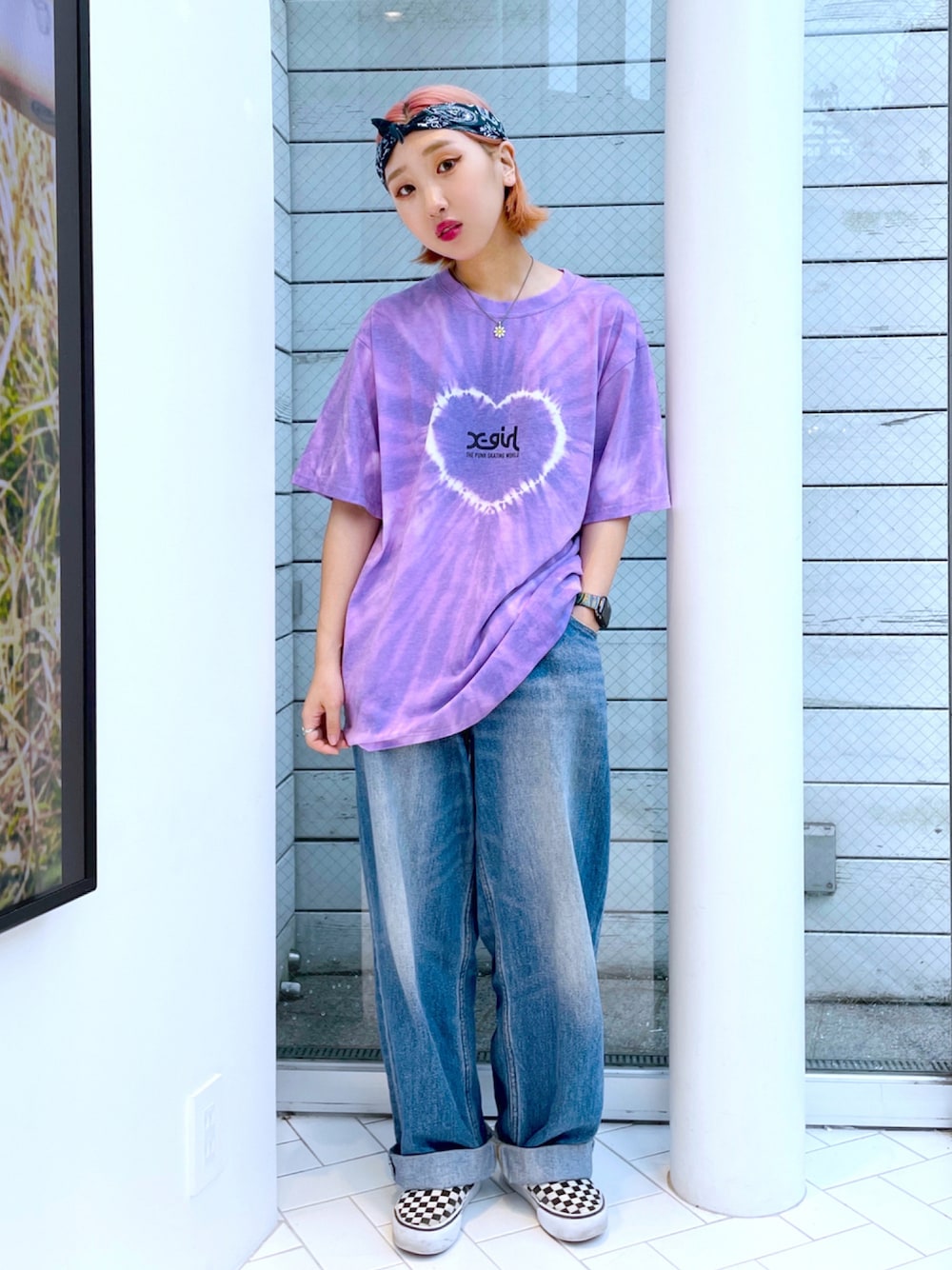 パープル系のTシャツ/カットソー、ブルー系のデニムパンツを着用したレディースの夏コーディネートの1枚目の写真