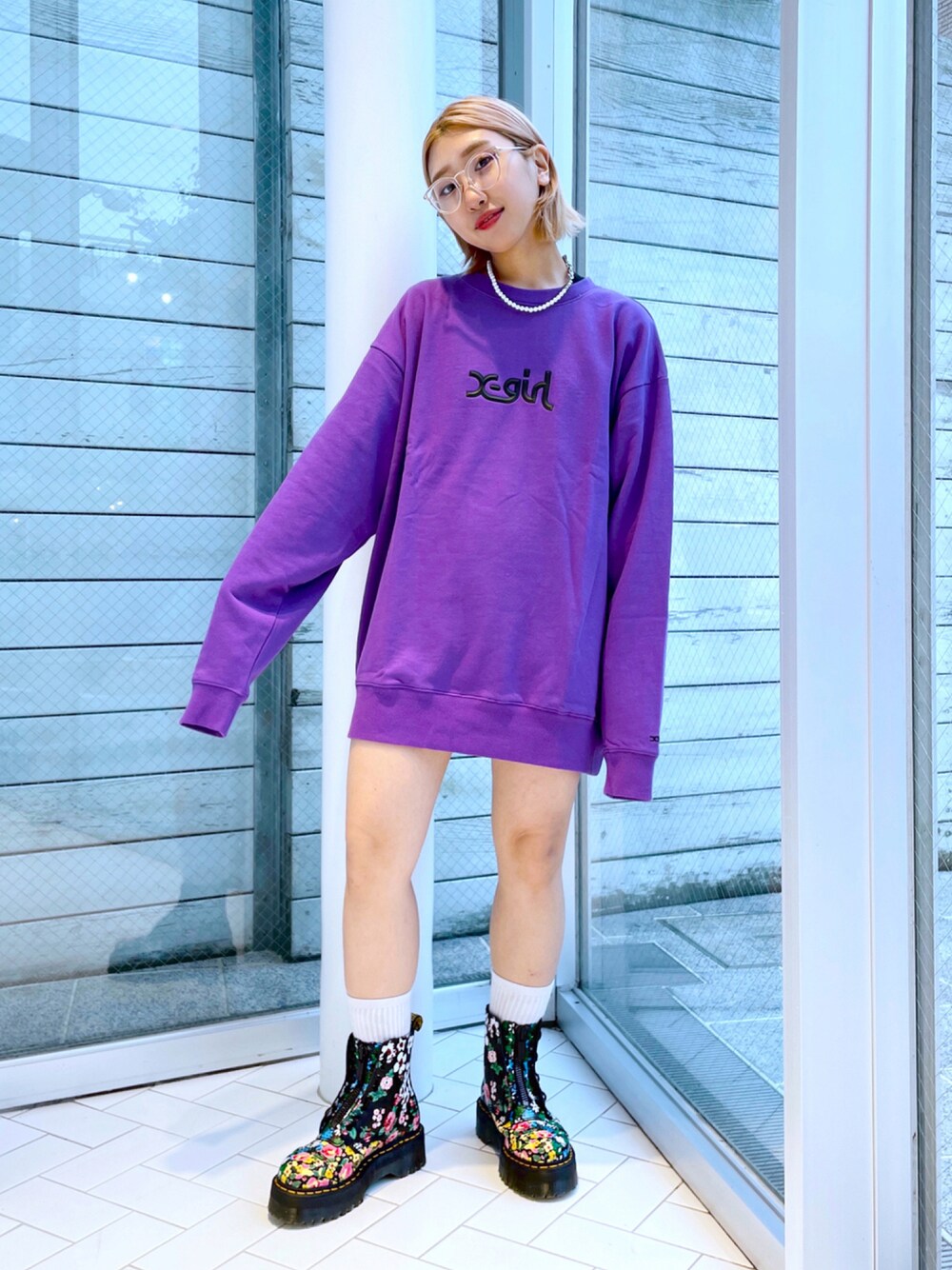 ブルー系のスウェット、その他のブーツを着用したレディースの秋コーディネートの1枚目の写真