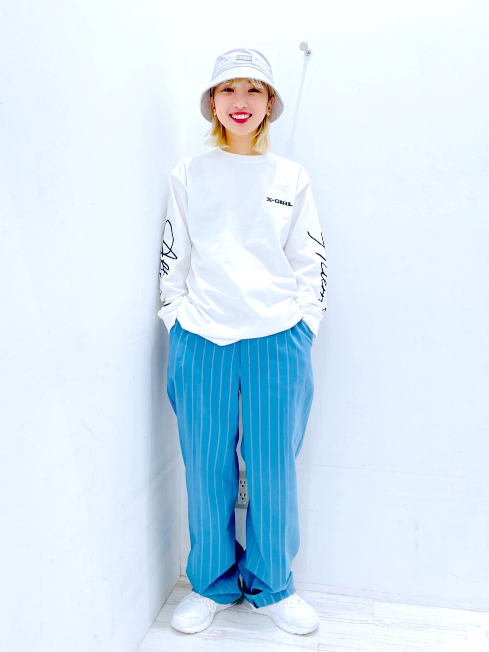 ホワイト系のTシャツ/カットソー、ブルー系のその他パンツを着用したレディースの春コーディネートの1枚目の写真