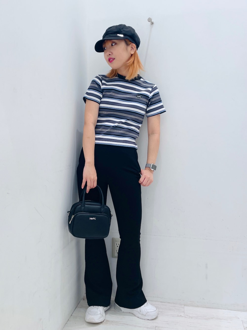 ブラック系のTシャツ/カットソー、ホワイト系のタンクトップ、ブラック系のショルダーバッグを着用したレディースの夏コーディネートの1枚目の写真