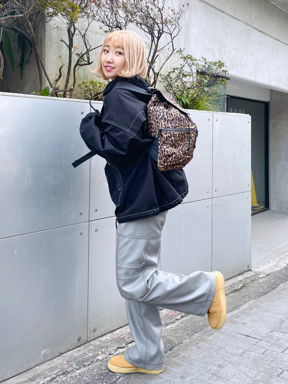 グレー系のその他パンツ、ブラック系のブルゾンを着用したレディースの冬コーディネートの1枚目の写真