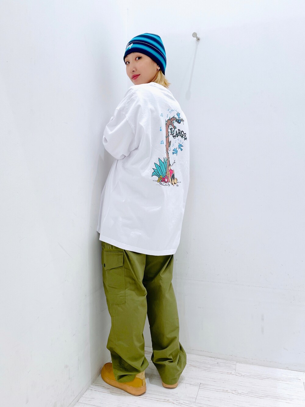 グリーン系のその他パンツ、ホワイト系のTシャツ/カットソー、ブルー系のキャップを着用したレディースの春コーディネートの1枚目の写真