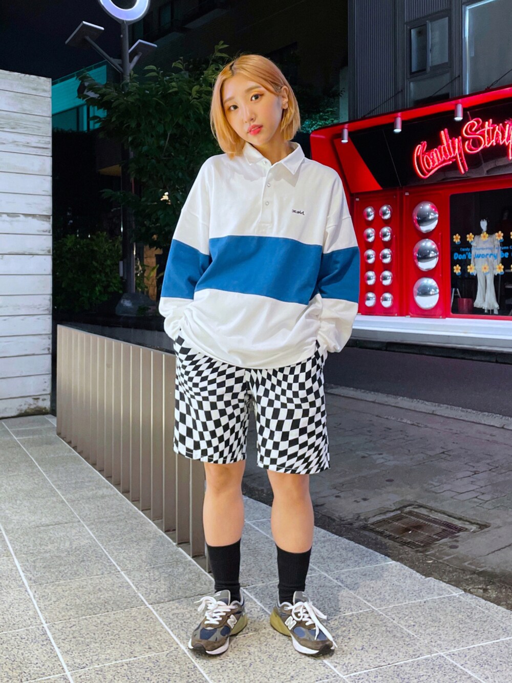 ホワイト系のTシャツ/カットソー、ホワイト系のその他パンツを着用したレディースの秋コーディネートの1枚目の写真