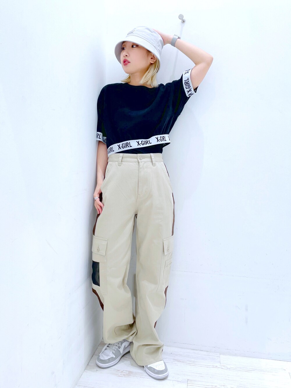 ブラック系のTシャツ/カットソー、ベージュ系のその他パンツ、グレー系のハットを着用したレディースの春コーディネートの1枚目の写真