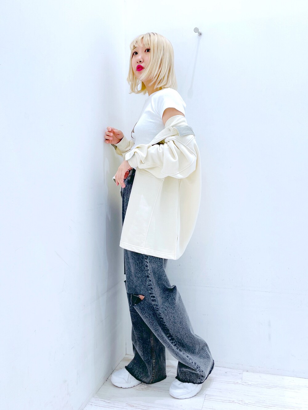 ブラック系のデニムパンツ、ホワイト系のシャツ/ブラウス、ホワイト系のTシャツ/カットソーを着用したレディースの春コーディネートの1枚目の写真