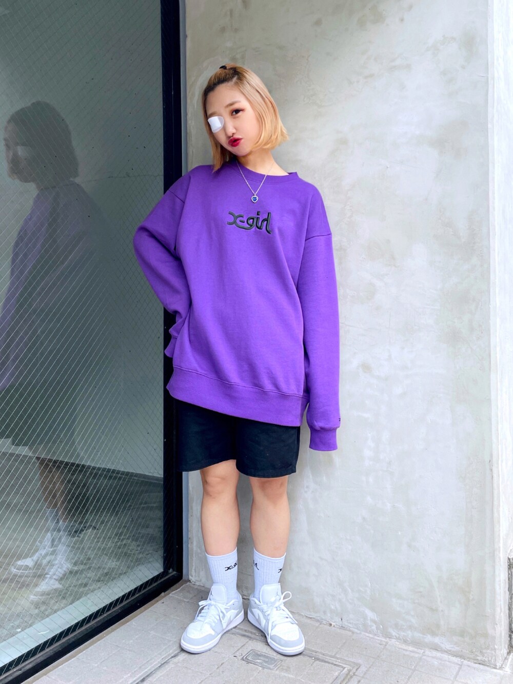 パープル系のスウェット、ブラック系のその他パンツを着用したレディースの秋コーディネートの1枚目の写真