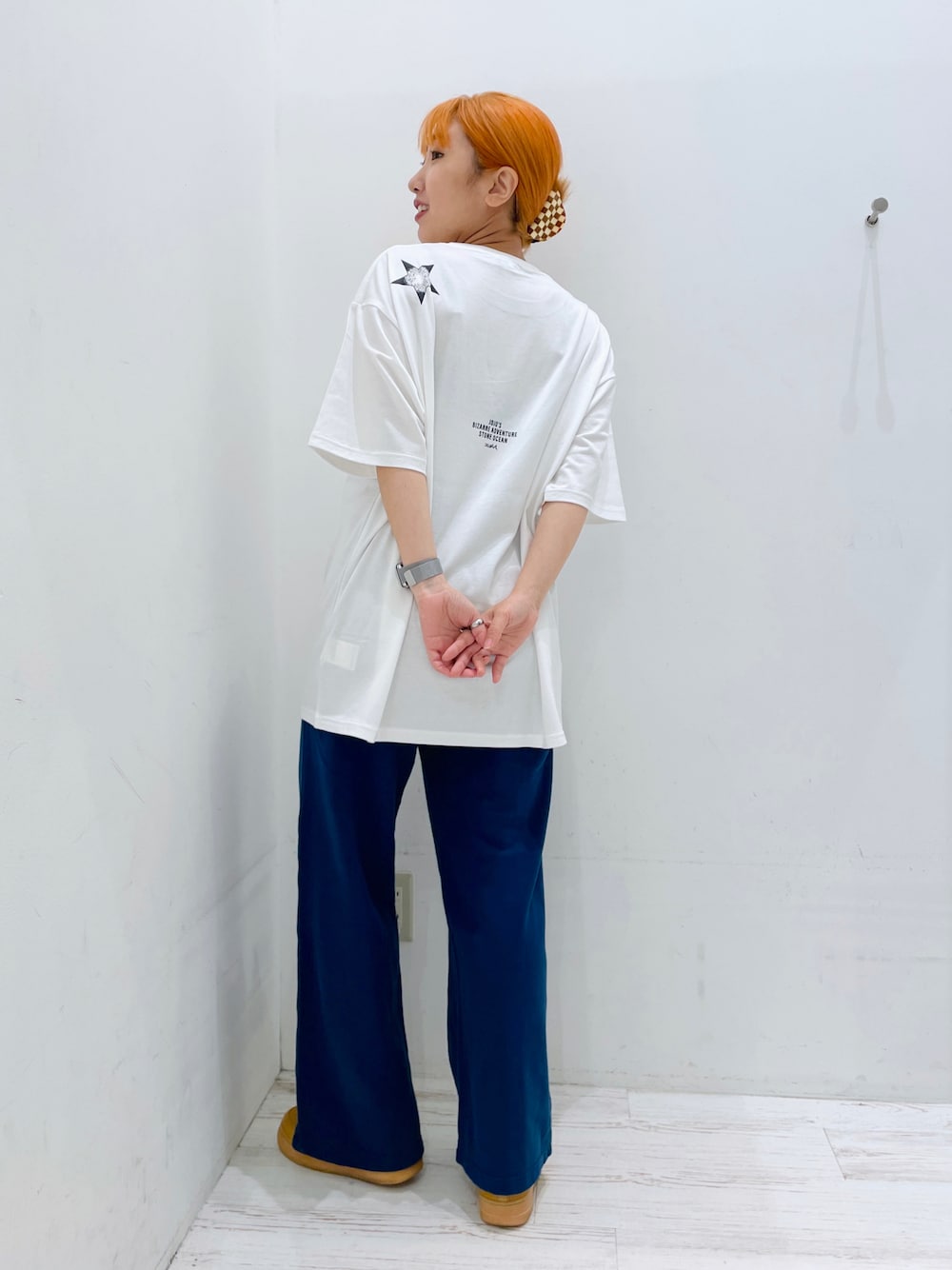 ブルー系のスウェットパンツ、ホワイト系のTシャツ/カットソー、ブラック系のバレッタ/ヘアクリップを着用したレディースの夏コーディネートの1枚目の写真