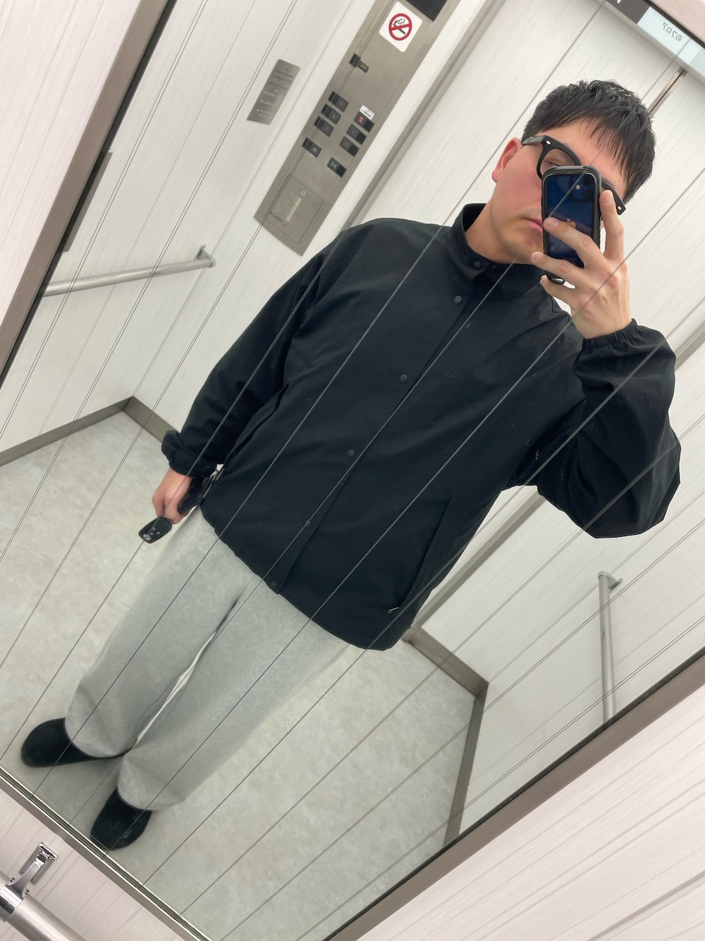 グレー系のスウェットパンツ、ブラック系のメガネ、ブラック系のインナーウェア/肌着を着用したメンズの冬コーディネートの1枚目の写真