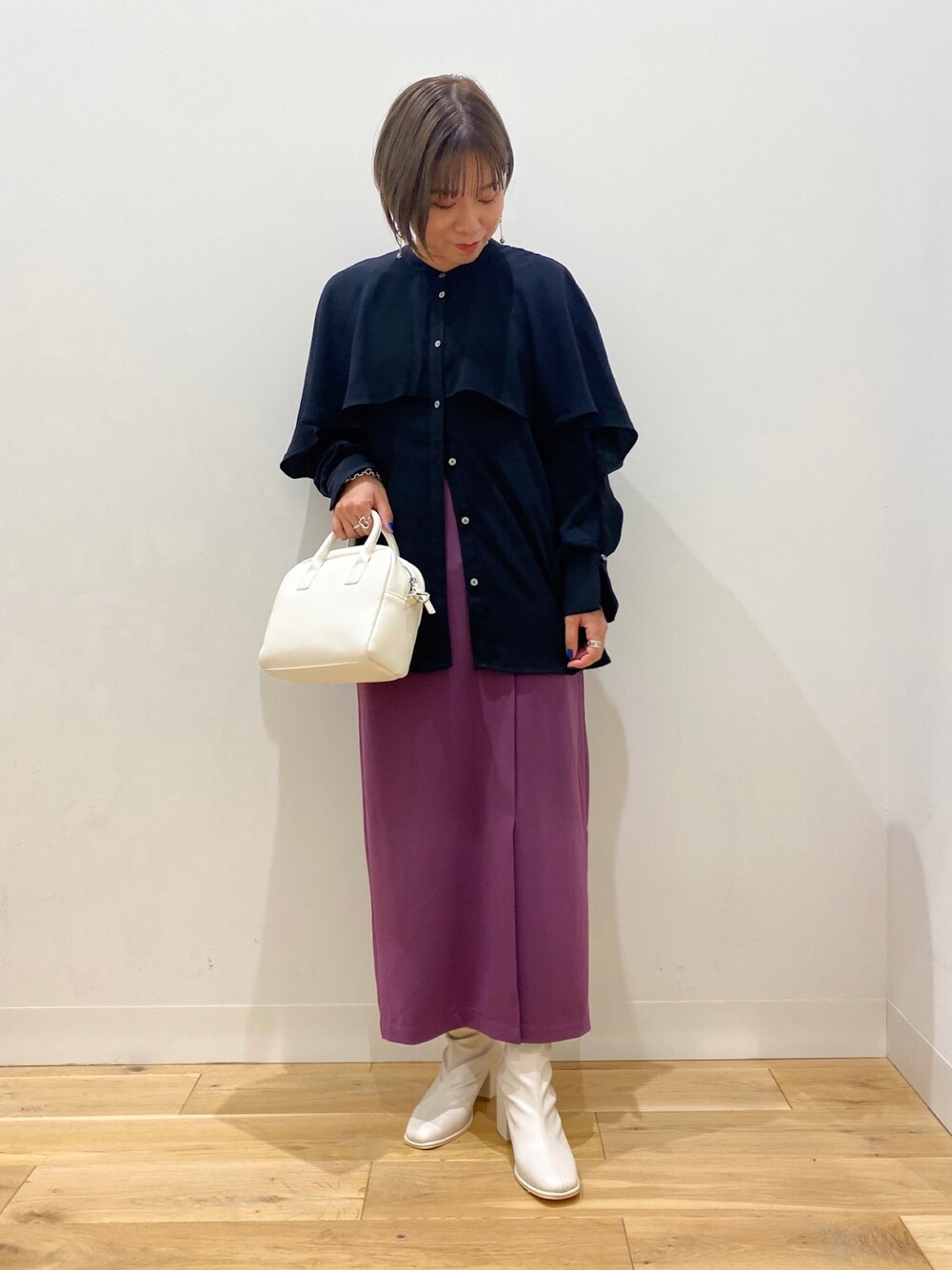 「カジュアルコーデ、シンプルコーデ、ゆるコーデ、大人カジュアル、おしゃれさんと繋がりたい、プチプラコーデ、ブラック、きれいめカジュアル、ブラウス、スカート、秋のコーデ、秋コーデ、今日のコーデ、ootd、シンプル」｜「SENSE OF PLACE by URBAN RESEARCHのアイテム（シャツ/ブラウス、ブラック系）」を使った、oukaさん（レディース・158cm）の秋コーディネートの1枚目の写真