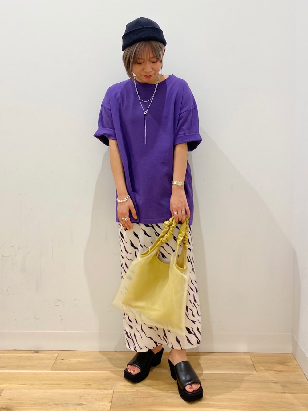 「ラクチンコーデ、プチプラコーデ、お洒落さんとつながりたい、ラフ、スカート、ストリート、メンズライク、Tシャツ、ootd、SENSEOFPLACE」｜「SENSE OF PLACE by URBAN RESEARCHの【オレンジ/WEB限定カラー】リブロールワッチ（ニットキャップ/ビーニー、ブラック系）」を使った、oukaさん（レディース・158cm）の夏コーディネートの1枚目の写真
