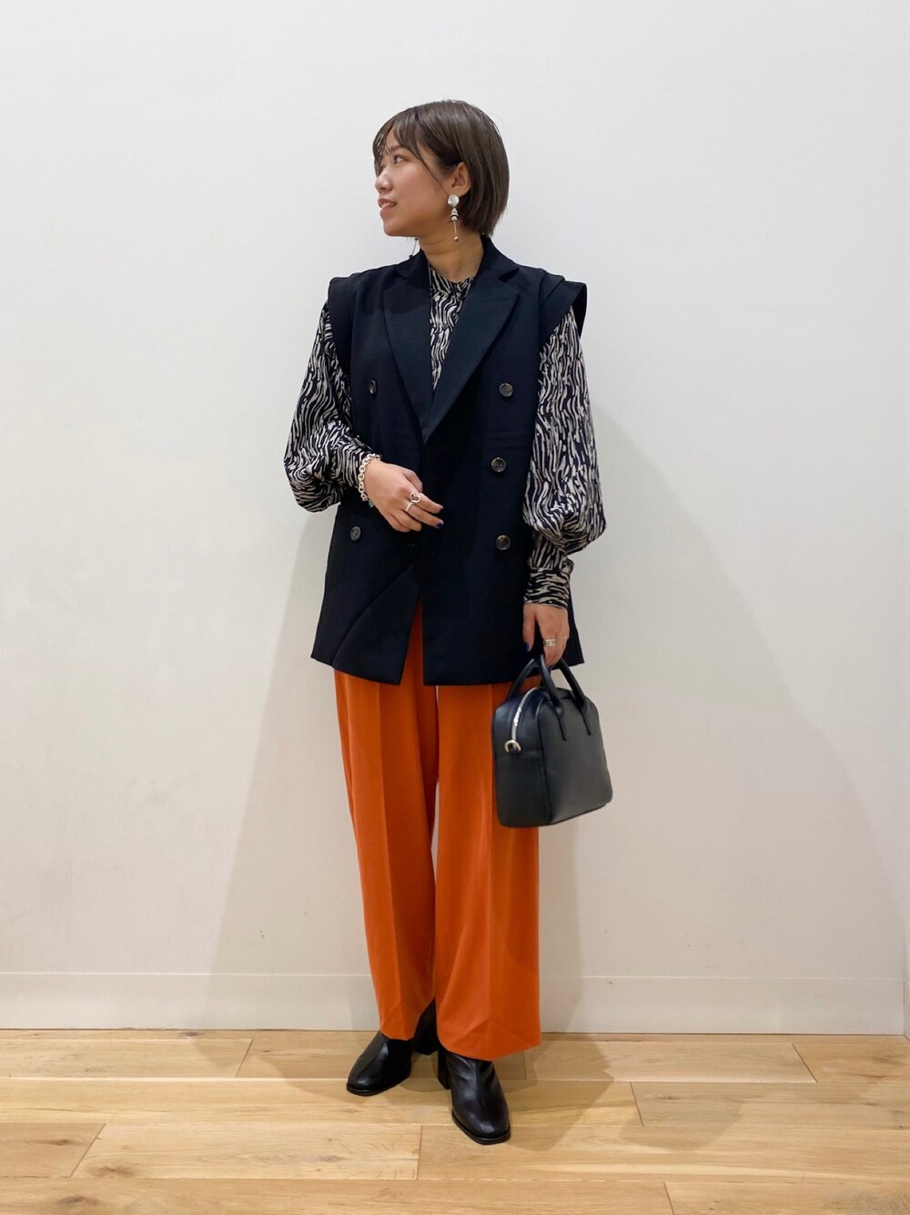 「秋のコーデ、オトナカジュアル、おしゃれさんと繋がりたい、ワイドパンツ、パンツスタイル、秋コーデ、ootd、今日のコーデ、SENSEOFPLACE、シャツスタイル、柄シャツ、ジレ、ゼブラ柄、テーラード」｜「SENSE OF PLACE by URBAN RESEARCHのダブルテーラードジレ（テーラードジャケット、ブラック系）」を使った、oukaさん（レディース・158cm）の秋コーディネートの1枚目の写真