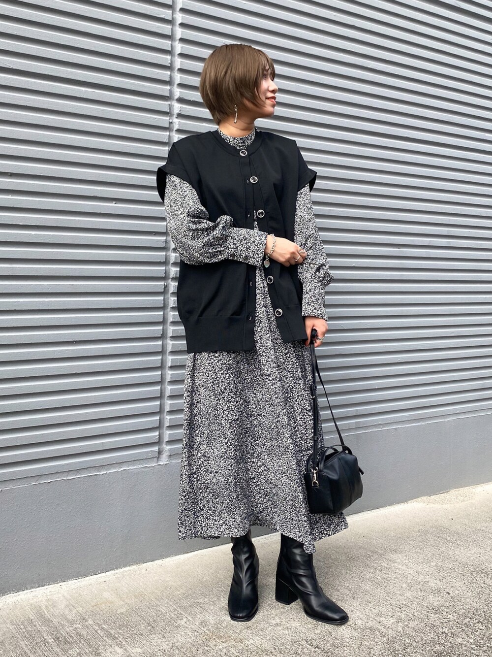 「秋コーデ、オトナカジュアル、きれいめカジュアル、ワンピース、ブラック、モノトーン、秋のコーデ、SENSEOFPLACE、カーディガン、レイヤードスタイル、レイヤード、お洒落さんとつながりたい、今日のコーデ、ootd、シンプルコーデ」｜「SENSE OF PLACE by URBAN RESEARCHのスウェットライクMALTI WAYカーディガン（カーディガン/ボレロ、ブラック系）」を使った、oukaさん（レディース・158cm）の夏コーディネートの1枚目の写真