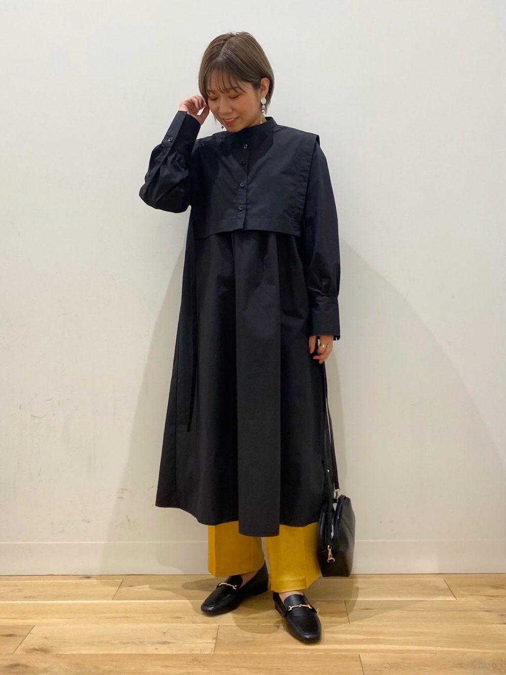 ブラック系のワンピース、イエロー系のその他パンツ、ブラック系のショルダーバッグを着用したレディースの夏コーディネートの1枚目の写真