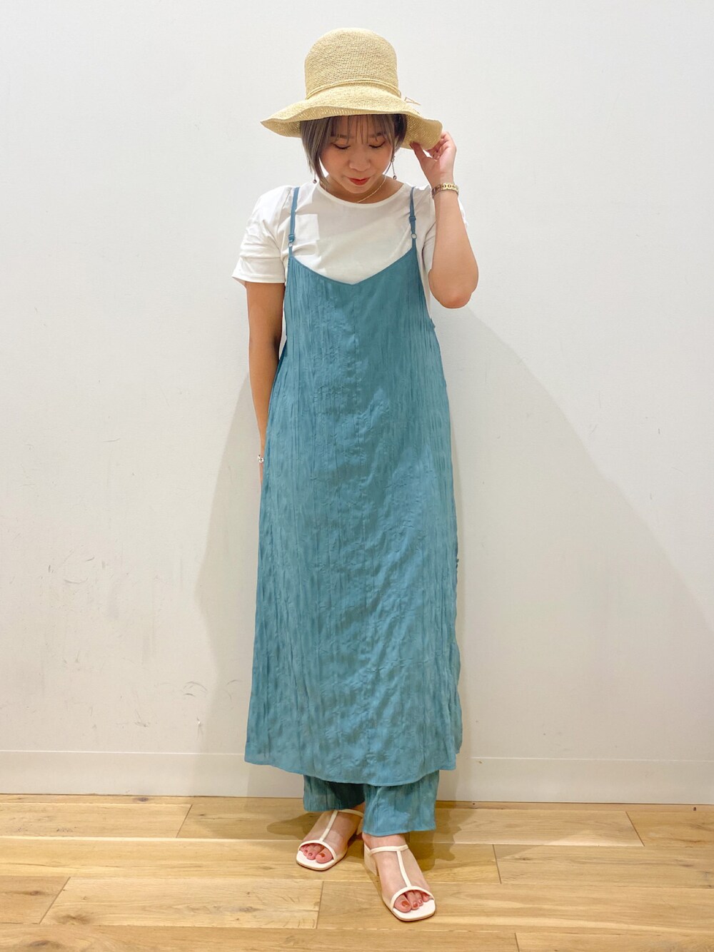 ブルー系のワンピース/ドレス、ホワイト系のTシャツ/カットソー、ホワイト系のその他シューズを着用したレディースの夏コーディネートの1枚目の写真