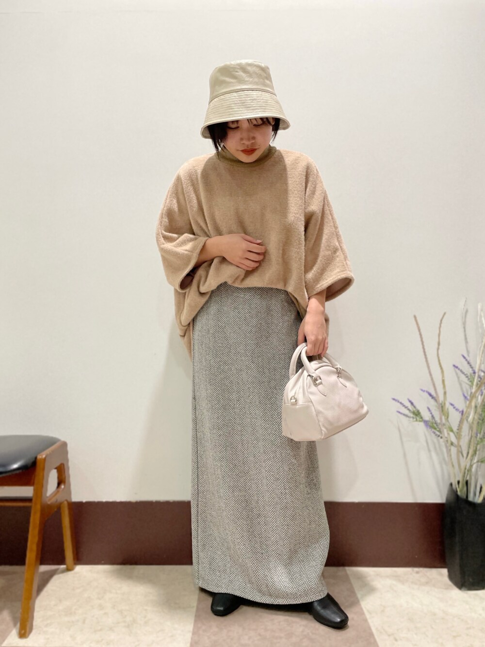 「アーバンリサーチ、ポンチョ、ロングスカート、バケットハット、今日のコーデ、ITEMS URBANRESEARCH、休日スタイル、タックイン、ビッグシルエット、タイトスカート、ショートブーツ、低身長、ショートヘア、ボストンバッグ、ootd」｜「ITEMS URBANRESEARCHのエコレザー プレーンバケットハット（ハット、ベージュ系）」を使った、伊藤さん（レディース・151cm）の秋コーディネートの1枚目の写真