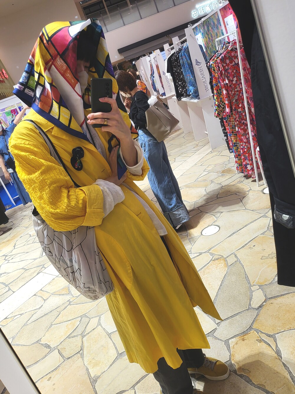 イエロー系のジャケット/アウター、グレー系のカーゴパンツ、イエロー系のスニーカーを着用したメンズの冬コーディネートの1枚目の写真