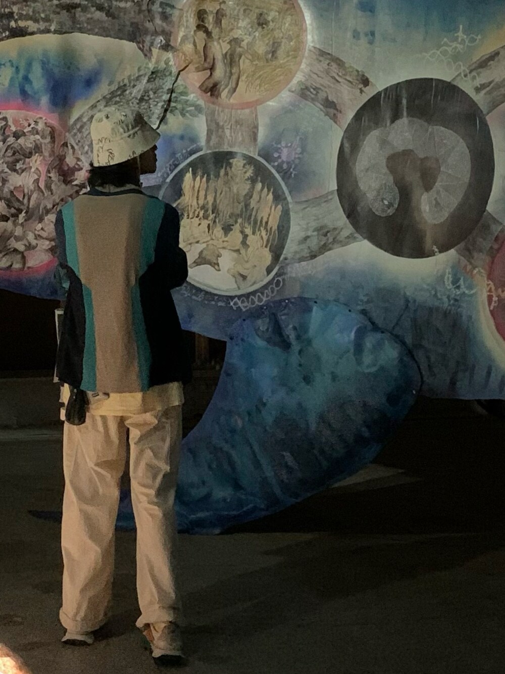 ホワイト系のその他パンツ、ホワイト系のスニーカー、ブルー系のカーディガン/ボレロを着用したメンズの秋コーディネートの1枚目の写真