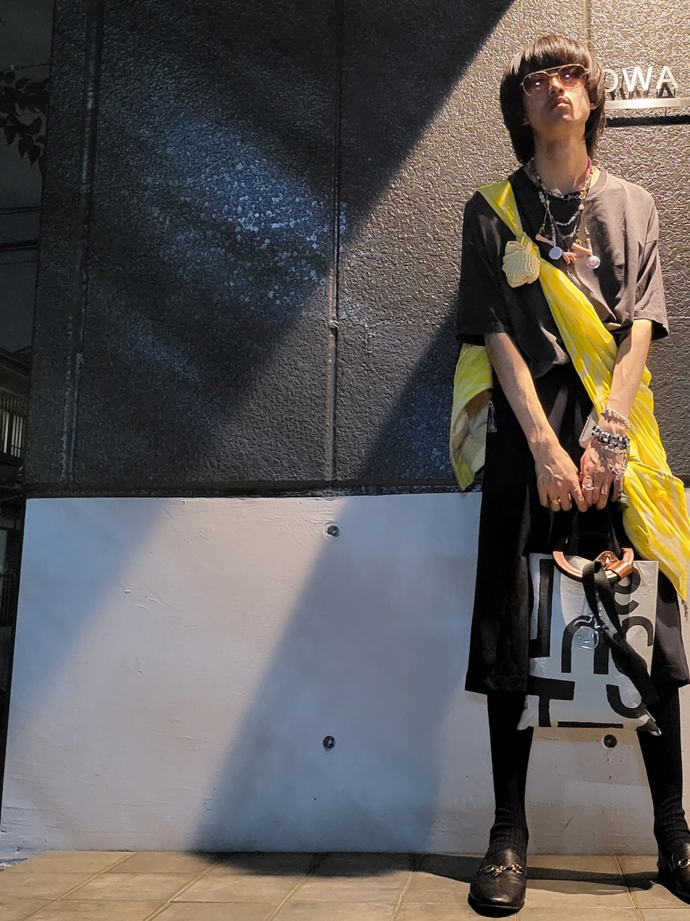 ブラック系のその他パンツ、イエロー系のブルゾン、ブラック系のTシャツ/カットソーを着用したメンズの秋コーディネートの1枚目の写真