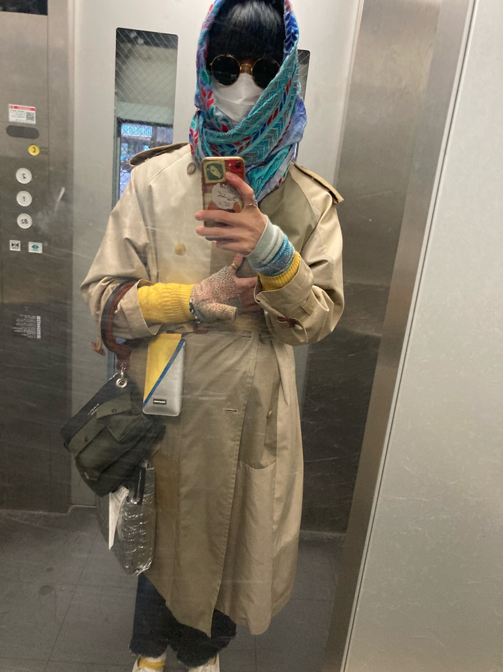 「真知子巻き、トレンチコート、サングラス、ベスト、レイヤードスタイル、イエロー、手袋、私の推しブランド」｜「Children of the discordanceのB'2ndにて（トレンチコート、ベージュ系）」を使った、Ringringさん（メンズ・172cm）の冬コーディネートの1枚目の写真