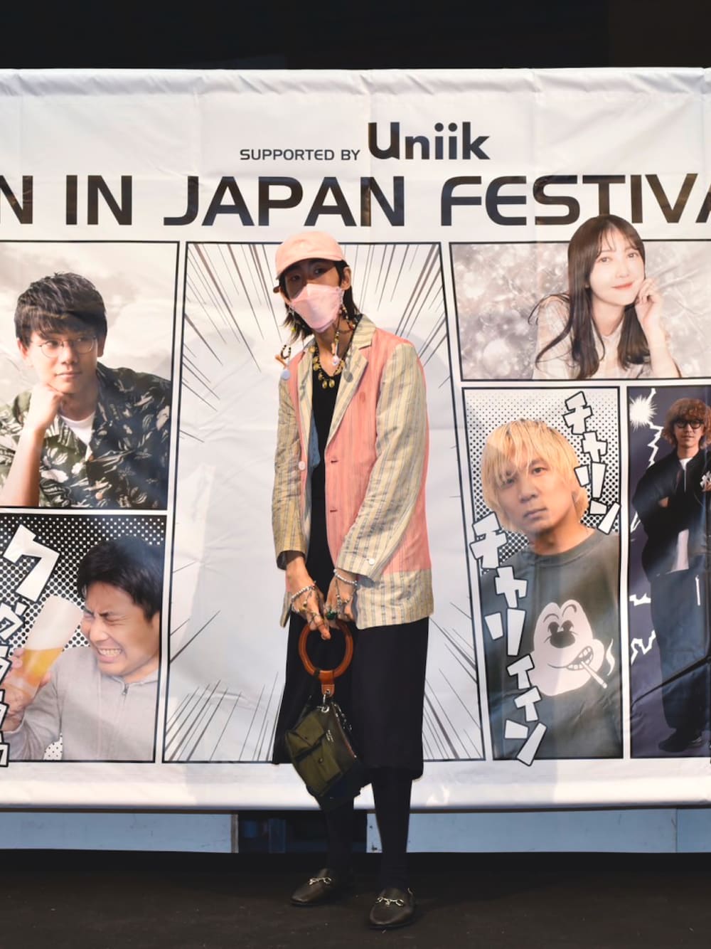 ピンク系のジャケット/アウター、ホワイト系のTシャツ/カットソー、グリーン系のバッグを着用したメンズの秋コーディネートの1枚目の写真